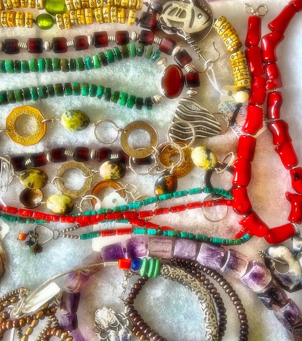 Comment créer des bijoux en émail grand feu avec des motifs floraux art nouveau ?